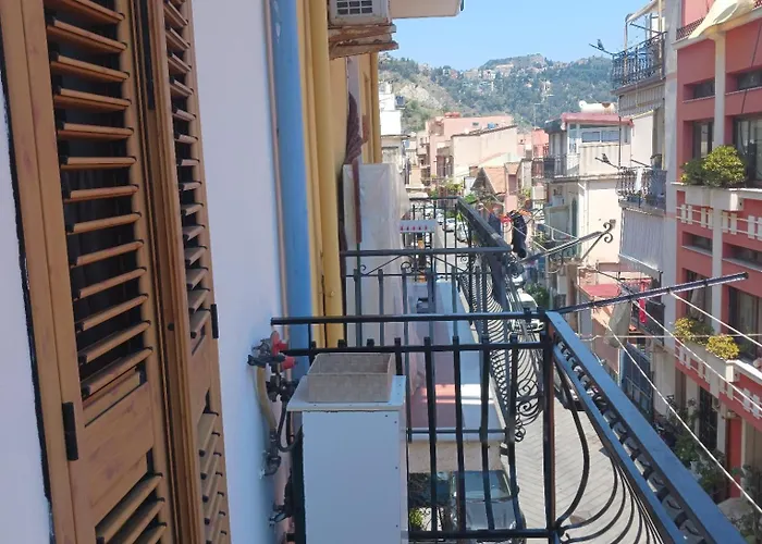 Donna Lia Giardini-Naxos